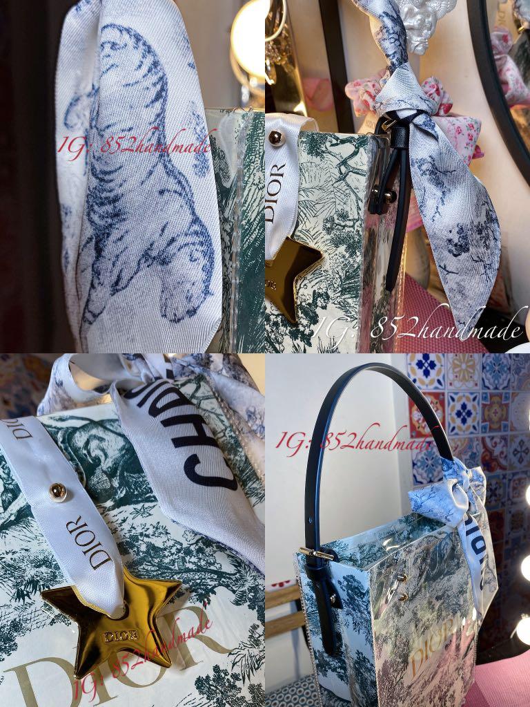 Dior （分類：長銀包）位於 Hong Kong。 由 julianed 提交（商品編號 1031479993，圖片 3）。簡介： $299起 實用尺寸可參考以下： Mini 15x*h13*6 (cm) 小 18*7*h26（cm） 中 32*10*h27（cm） 大 42*14*h31（cm） ReDesign設計概念 ： 以Re design的元素 把廢棄品重新設計 把浪費減至最細 從真實用家的觀感作精工三重加固設計 找尋屬於個人的獨特風格 太多人幾萬元買一個袋 皮的不愛護動物 難打理 膠的不愛護地球 難分解 如果好好地設計再重複使用 它就是一個高級的防水購物袋了 提供改裝服務改裝袋 客戶可以加入設計過程 透明度清晰 專業精品手工訂製 本地創作良心價格 由表面到袋內 以特厚防水物料 雙重加固包住紙袋 無需擔心下雨天 再由內到外以不同金屬加固一共14處 把不同尺寸的紙袋鞏固性大大提高 經測試可以放三支磅啦跨水都冇問題 除了包含 原廠皮手抽帶／可調節手抽扁帶 亦已配有斜孭專用金屬扣 