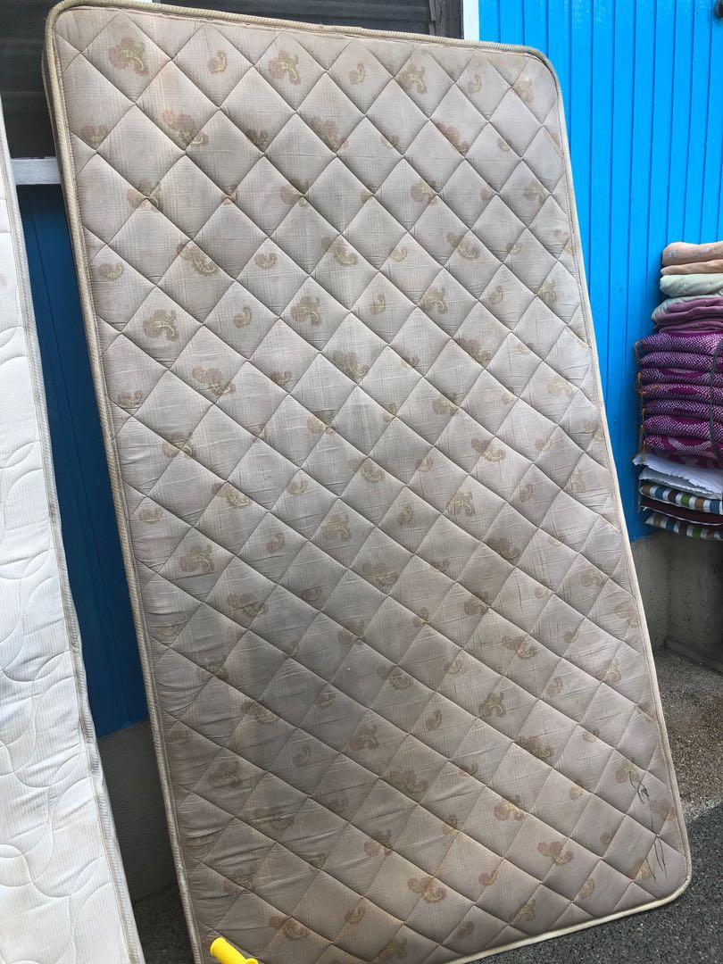 Single Spring Bed (Category: Bed Frames & Mattresses) located in Valenzuela. Submitted by 3ssiastansachajapansurplus (Listing ID 1031770806, Image 2). Description: 1500 single 1000 double.
