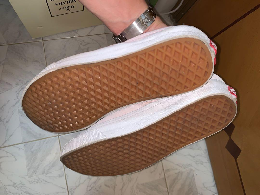 Vans Slip On （分類：西裝鞋）位於 Hong Kong。 由 carotoni 提交（商品編號 1031841504，圖片 2）。簡介： Vans slip on 麖皮 淡粉 新舊如圖 ， size US 10.5 。