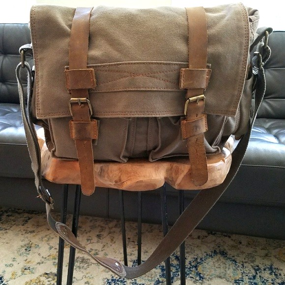 Augur Strauss Canvas Messenger Bag