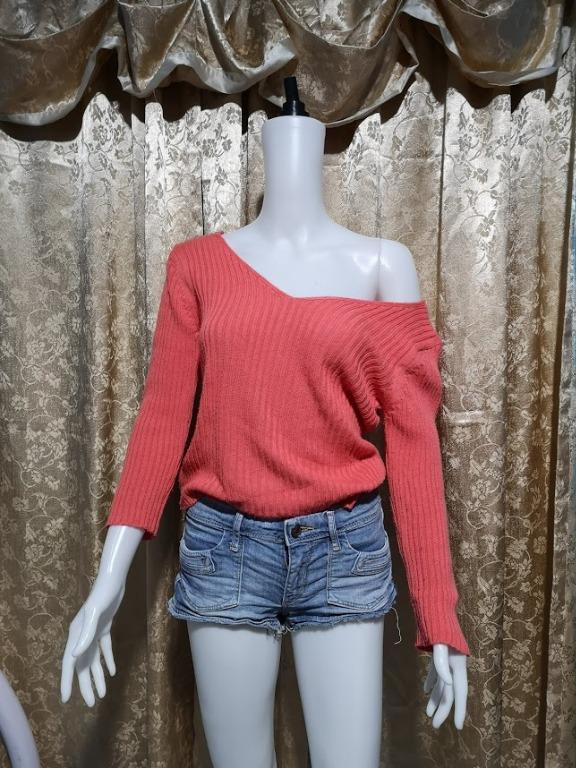 Dark Peach Knitted Pull-over (Category: Others Tops) located in Antipolo. Submitted by jessearing (Listing ID 1025724904, Image 1). Description: Balikbayan box from Italy random brands selling it for cheaper price. Kuha kana besh! 🙂 .