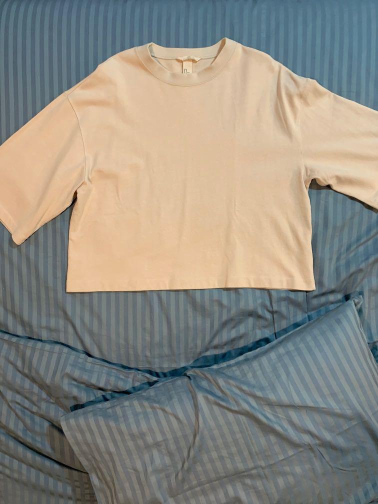 H&M boxy top (Category: Activewear) located in Quezon City. Submitted by wearagainbyjs (Listing ID 1025753225, Image 1). Description: .