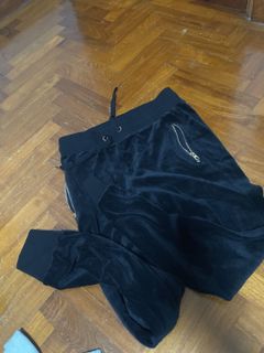 (Category: ) located in . Submitted by 9.90clothesss (Listing ID 1025755609, Image 1). Description: .