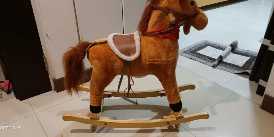 Rocking horse outlet with sound