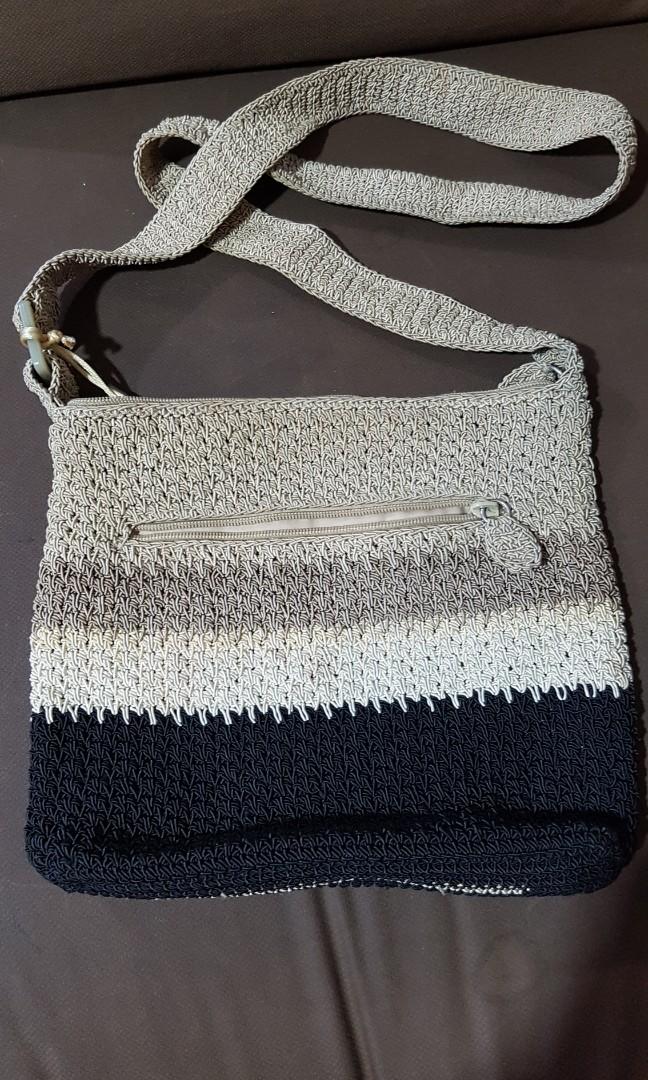 💯% Liz Claiborne Sling Bag (Category: Cross-body Bags) located in Mandaluyong City. Submitted by anythingcanbeuse (Listing ID 1032075420, Image 2). Description: Authentic Liz Claiborne Sling Bag color: brown/black.