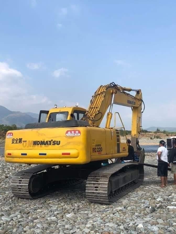 Komatsu Backhoe Excavator, Special Vehicles, Heavy Vehicles on Carousell