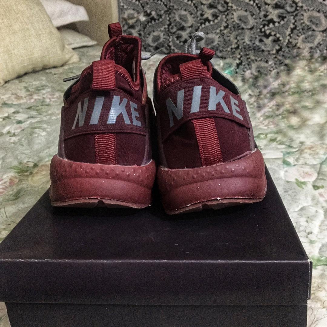 nike huarache maroon