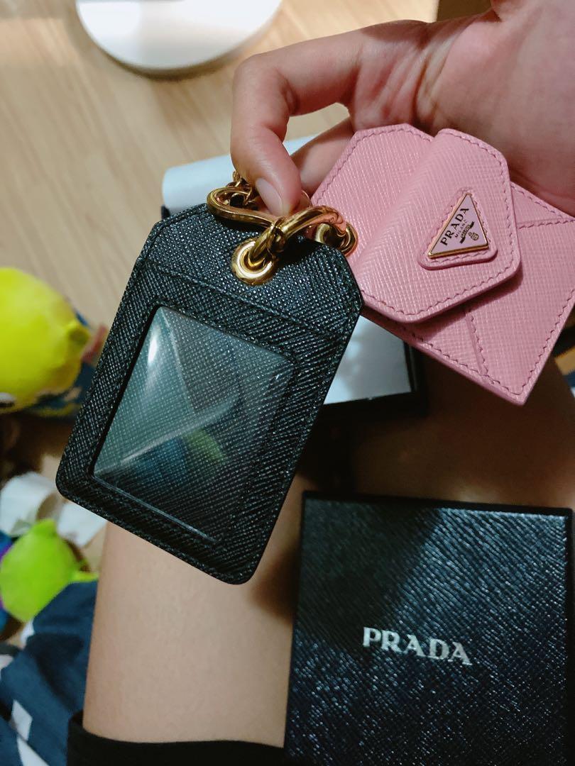 Prada Keychains （分類：其他飾物）位於 Hong Kong。 由 kfwong76c 提交（商品編號 1032025317，圖片 3）。簡介： 粉紅色扣有一點 染左黑色扣既顏色 全新連盒 原價$10xx。