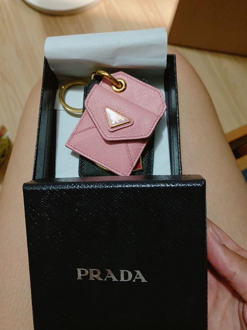 Prada Keychains （分類：其他飾物）位於 Hong Kong。 由 kfwong76c 提交（商品編號 1032025317，圖片 2）。簡介： 粉紅色扣有一點 染左黑色扣既顏色 全新連盒 原價$10xx。