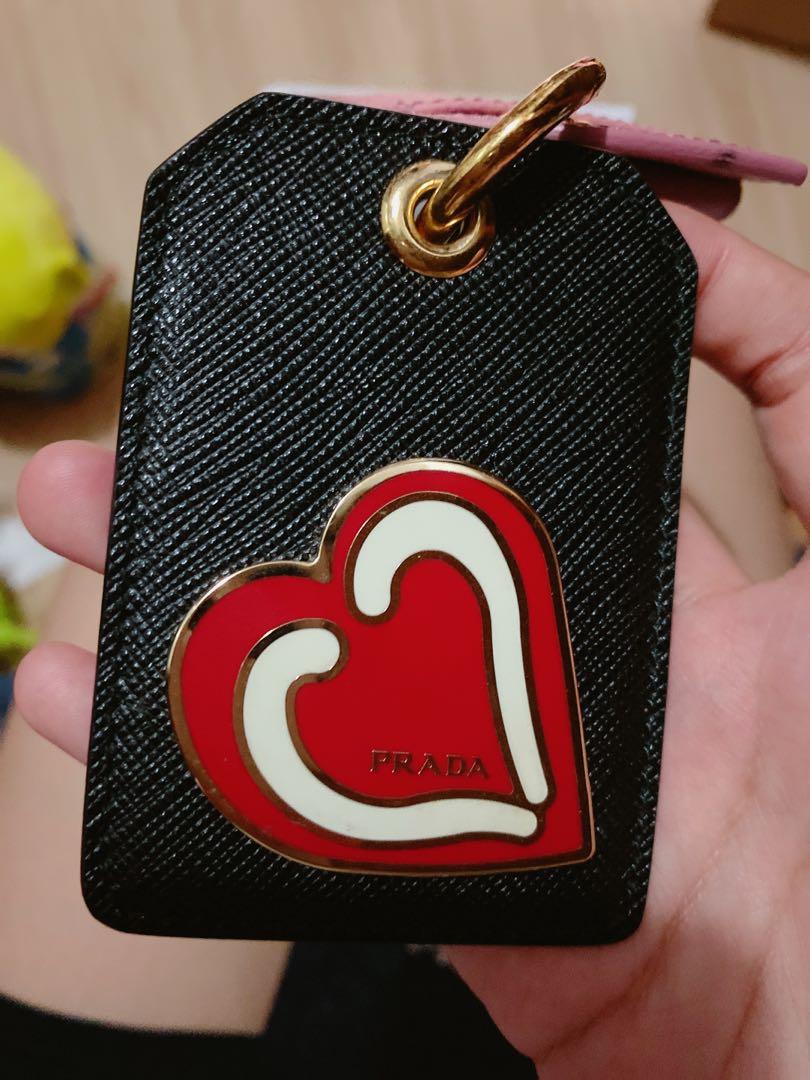 Prada Keychains （分類：其他飾物）位於 Hong Kong。 由 kfwong76c 提交（商品編號 1032025317，圖片 5）。簡介： 粉紅色扣有一點 染左黑色扣既顏色 全新連盒 原價$10xx。