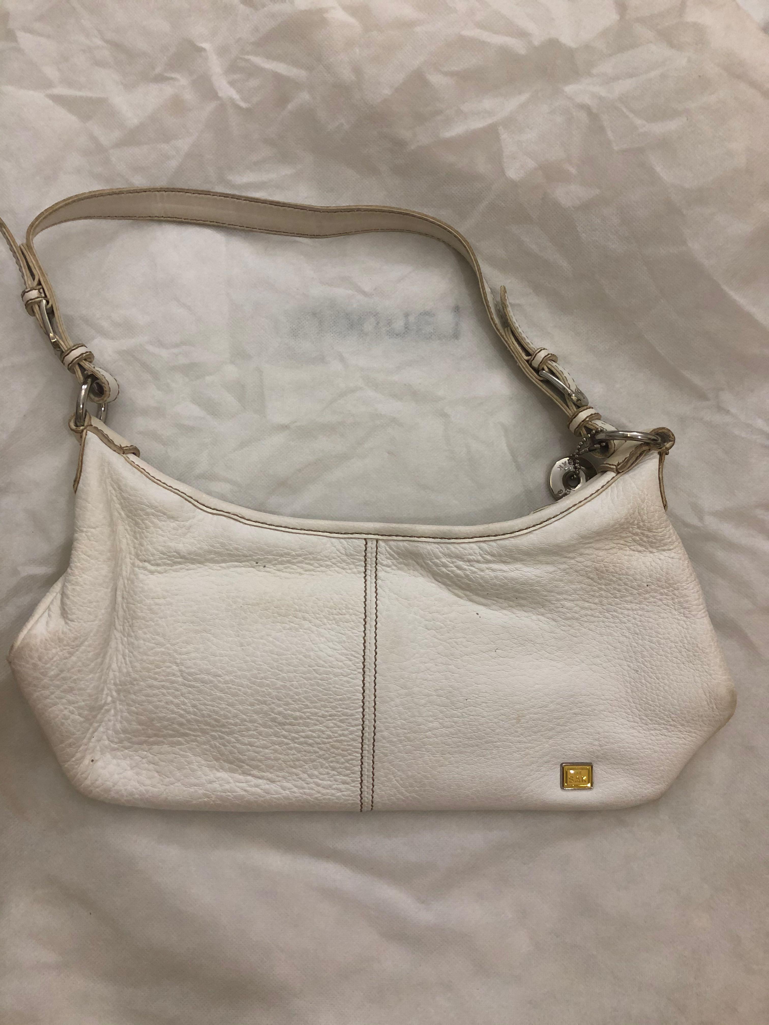 The Sak white bag (Category: Luxury Bags & Wallets) located in Mandaue City. Submitted by danielle___cebu (Listing ID 1032052708, Image 1). Description: .