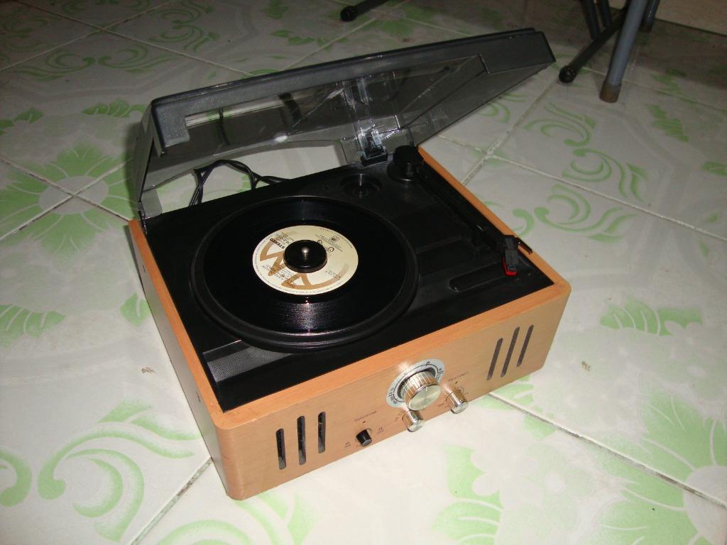 Turntable radio player (Category: Portable Music Players) located in Manila. Submitted by parokya_ni_edgar (Listing ID 1032101203, Image 2). Description: Features: 100 volts Built in speakers AM & FM radio.