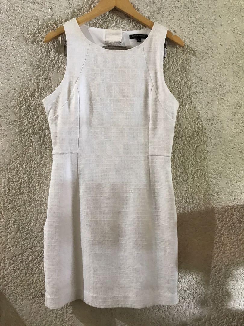 Banana Republic White Dress (Category: Dresses) located in Pasig City. Submitted by rypan (Listing ID 1032238019, Image 1). Description: Only stored in Cabinet With minor flaw (in photos) Great back detail.