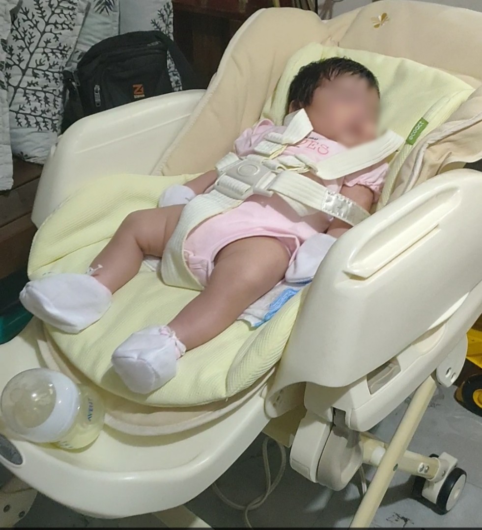 Combi auto store swing high chair