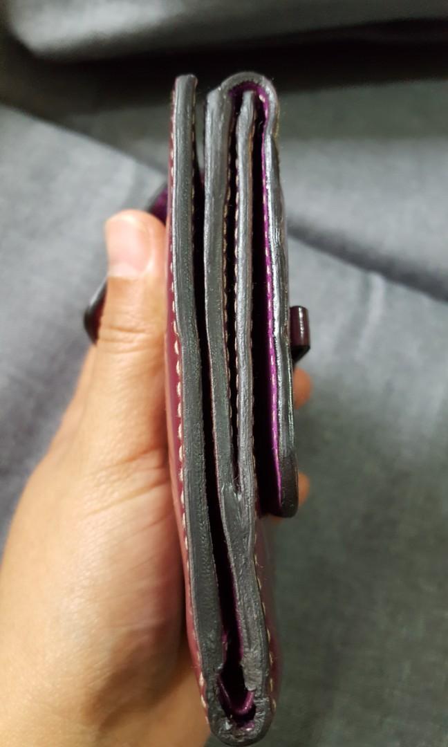 Gucci patent wallet with bow detail (Category: Luxury Bags & Wallets) located in Baguio. Submitted by lotus_blossom (Listing ID 1032184213, Image 3). Description: coded see stains and mark on patent leather no other flaws.