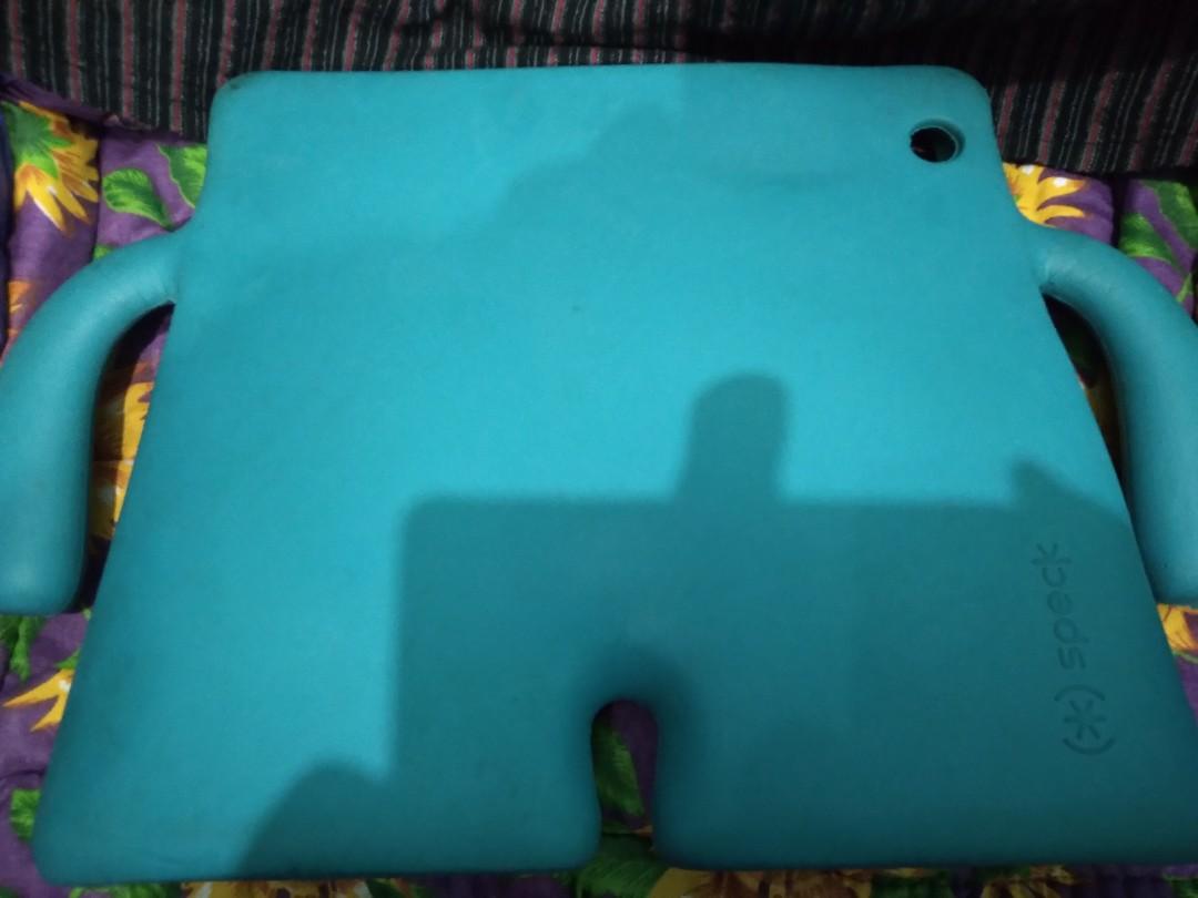 SPECK iPad 4 iGuy standing case (Category: Cases & Sleeves) located in Caloocan City. Submitted by yingwen_laoshi (Listing ID 1032144751, Image 3). Description: SPECK iPad 4 iGuy standing case personal prelove bought in Dubai,UAE fits iPad4,ORIG not Class A manage ur expectations cz it's preloved MOP: GCASH/BDO RFS: decluttering, need funds.