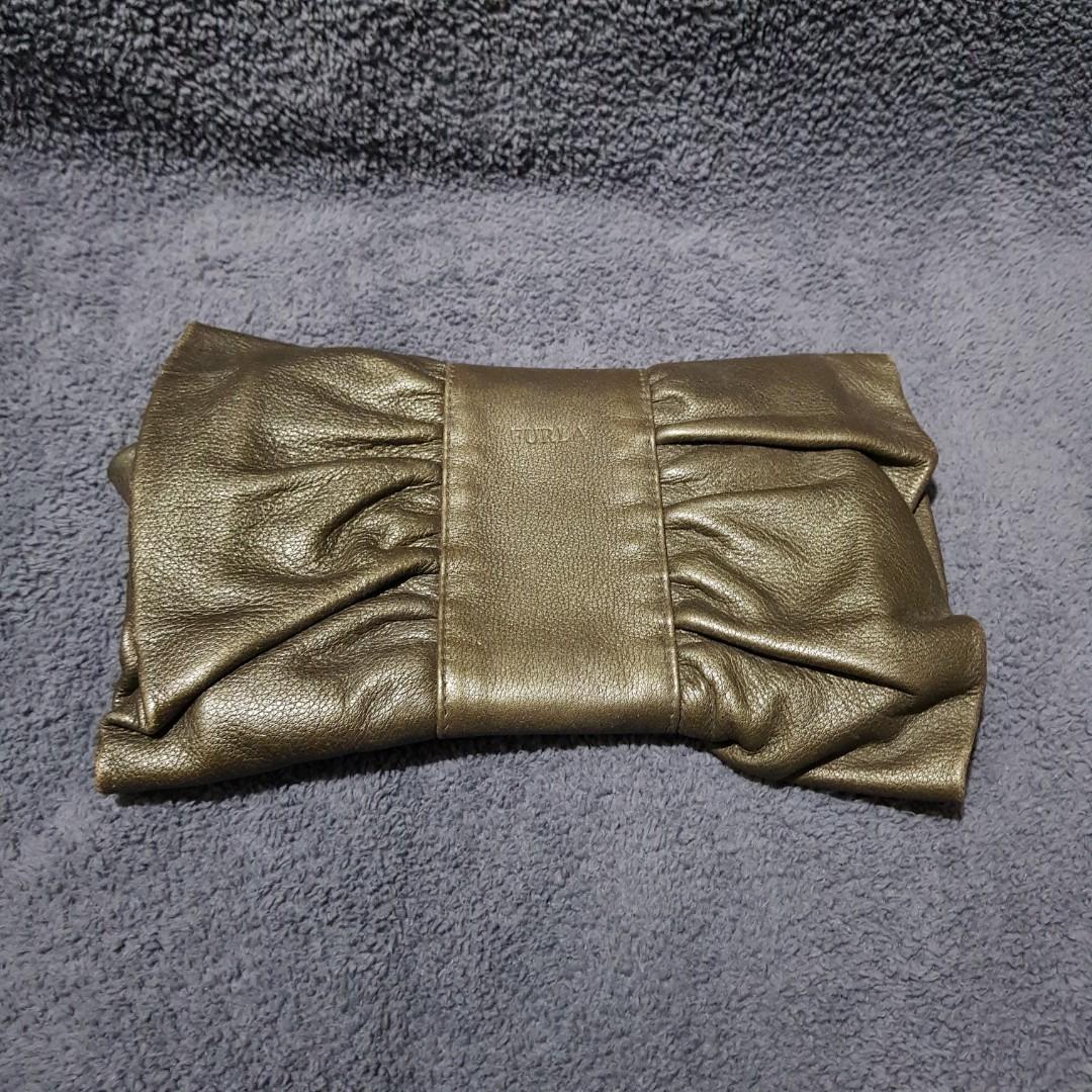 Authentic Furla clutch bag (Category: Luxury Bags & Wallets) located in Manila. Submitted by luxuryitems_ph (Listing ID 1025879028, Image 1). Description: Preloved Furla clutch bag. Kindly check last photo for the flaw due to storage(used twice lang, pwede ipa recolor para di mahalata). Interior is in pristine condition. LAST PRICE ALREADY..
