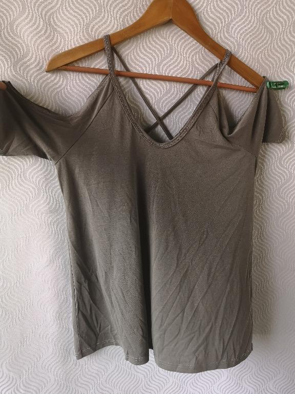 gray off-shoulderr blouse (Category: Blouses) located in Quezon City. Submitted by affordableitemsph (Listing ID 1025911820, Image 2). Description: Never been used. Pasalubong lang po yan from states na na-stock sa cabinet. maganda quality nung tela & yung color din classy. rfs: not my style .