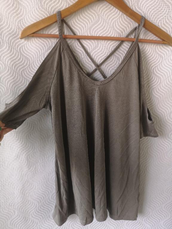 gray off-shoulderr blouse (Category: Blouses) located in Quezon City. Submitted by affordableitemsph (Listing ID 1025911820, Image 3). Description: Never been used. Pasalubong lang po yan from states na na-stock sa cabinet. maganda quality nung tela & yung color din classy. rfs: not my style .