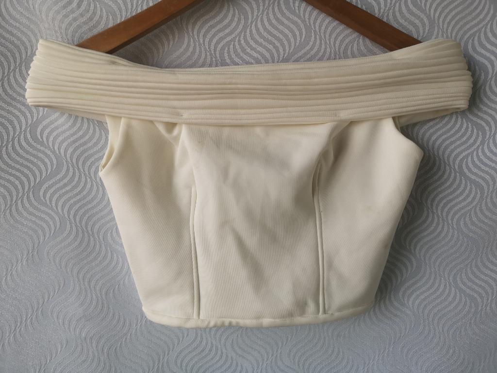 white off shoulder top (Category: Sleeveless) located in Quezon City. Submitted by affordableitemsph (Listing ID 1025924028, Image 1). Description: Used once. Pinang-attend lang sa kasal. Pinatahi namin to. Maganda and makapal tela plus mejo stretchy. Baka magamit nyo pa..
