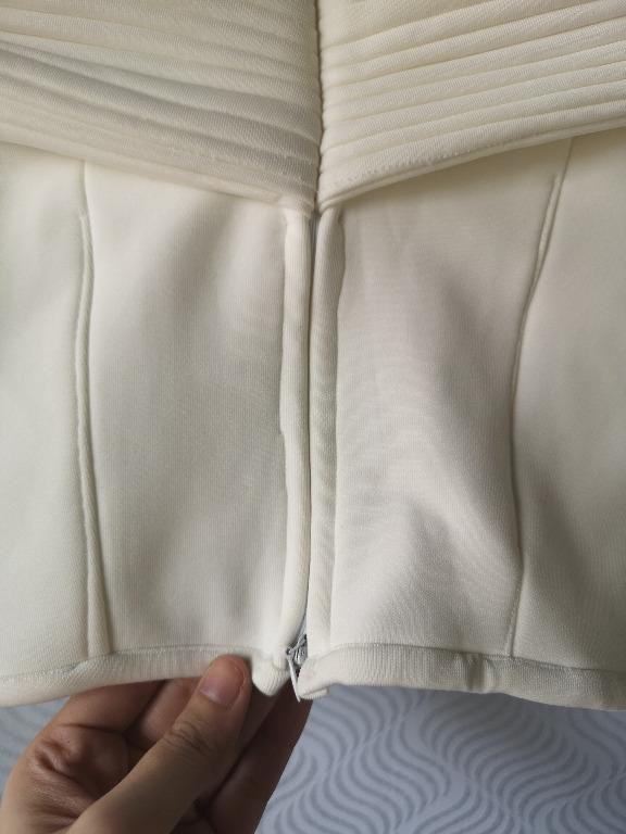 white off shoulder top (Category: Sleeveless) located in Quezon City. Submitted by affordableitemsph (Listing ID 1025924028, Image 3). Description: Used once. Pinang-attend lang sa kasal. Pinatahi namin to. Maganda and makapal tela plus mejo stretchy. Baka magamit nyo pa..
