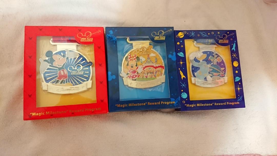 香港迪士尼樂園全年證獎牌 米奇 米妮 唐老鴨 興趣及遊戲 玩具 遊戲類 Carousell