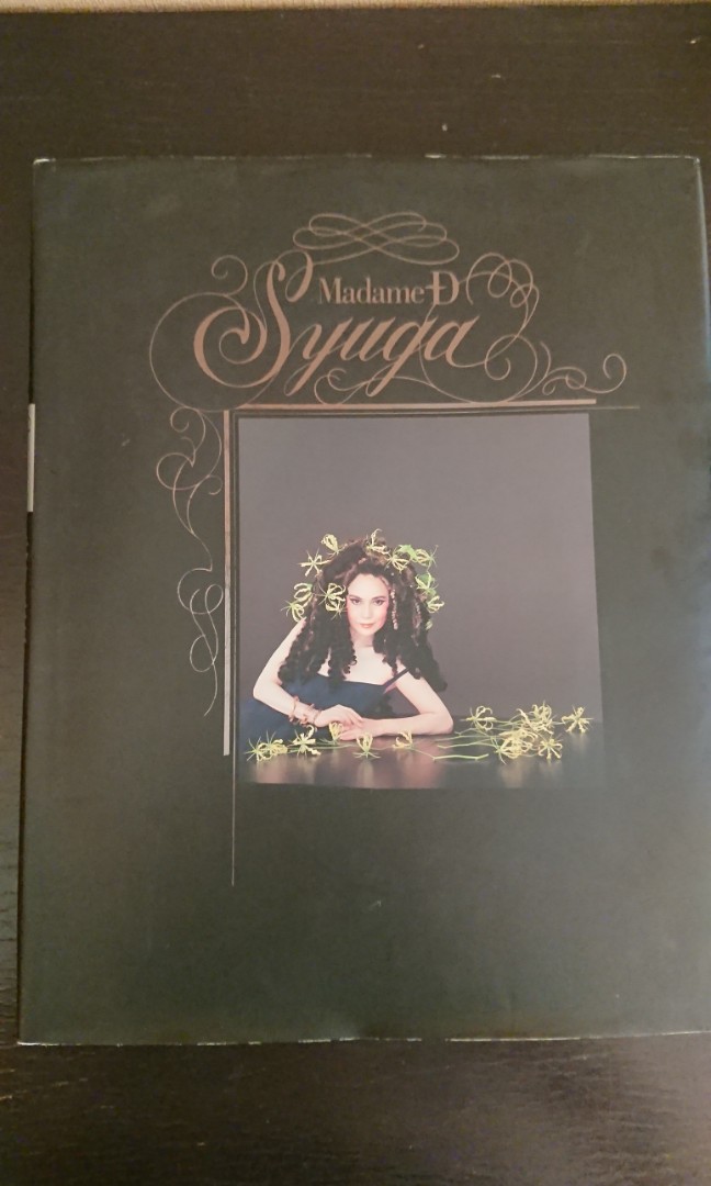 Art book Madame D'Syuga by Dewi Soekarno, Antik, Lainnya di Carousell