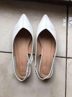 Flat shoes white