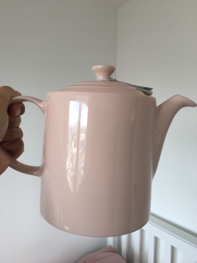 træ farvel Gætte Le Creuset Grand Teapot (milky pink), Furniture & Home Living, Kitchenware  & Tableware, Coffee & Tea Tableware on Carousell