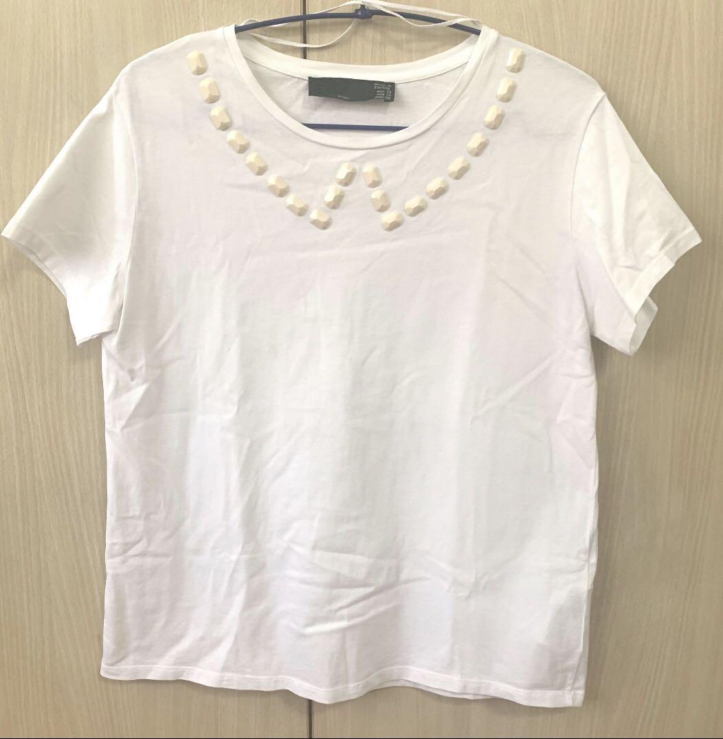 Zara White Shirt with Ceramic Detail (Category: Others Tops) located in San Pedro. Submitted by cammmv (Listing ID 1026299916, Image 1). Description: Well loved Zara White tee with Ceramic detail / best fits medium frames .