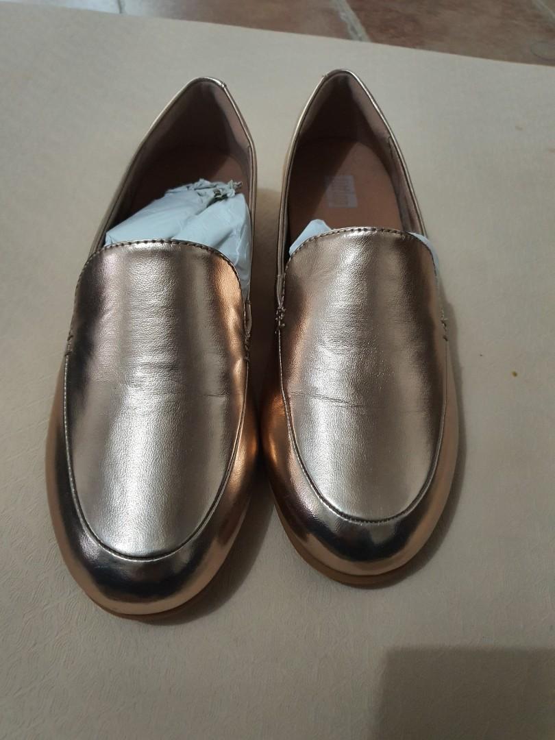 Fitflop lena metallic loafers (Category: Flats & Sandals) located in Rosales. Submitted by anaccee (Listing ID 1026624116, Image 3). Description: brand new color: rose gold RFS: impulse buy.