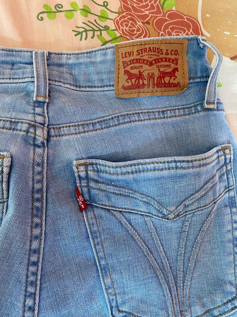 levis high waisted ripped jeans