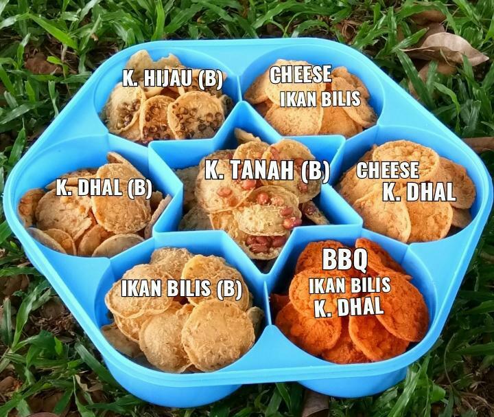 Sh Family Rempeyek Food Drinks Packaged Snacks On Carousell