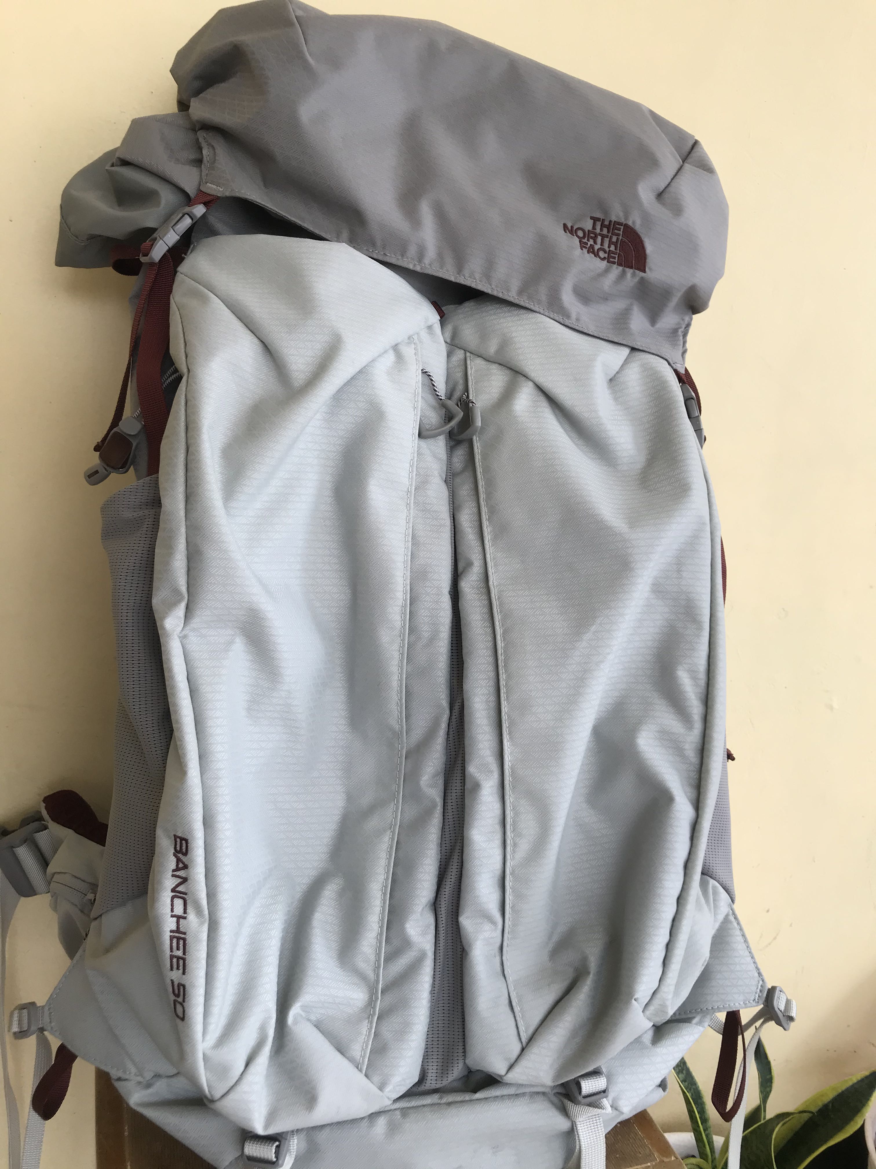 Carrier outlet tnf banchee