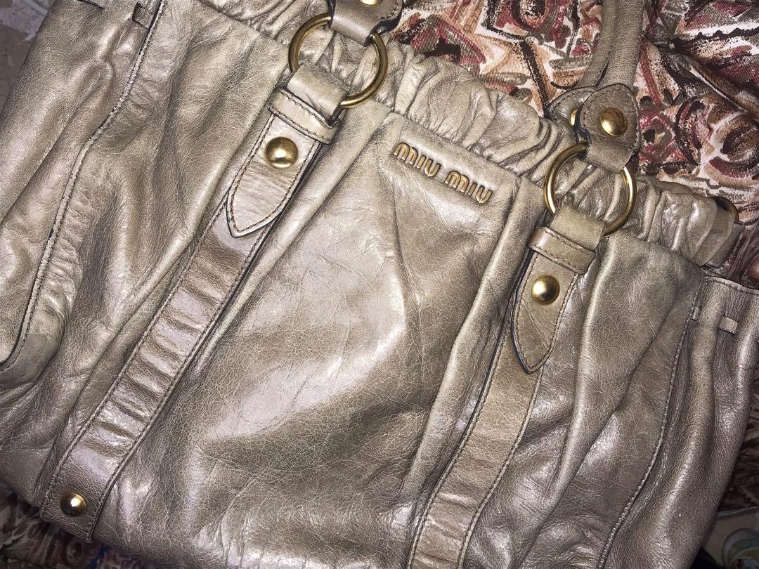 ✨orig. MIU MIU bag✨ (Category: Luxury Bags & Wallets) located in San Pablo. Submitted by elijasam (Listing ID 1026913650, Image 1). Description: ✨orig. miu miu bag✨ ✨used but no flaws , minimal sign of used only. ✨conditions 8.5/10 ✨swapping value price is 5500.
