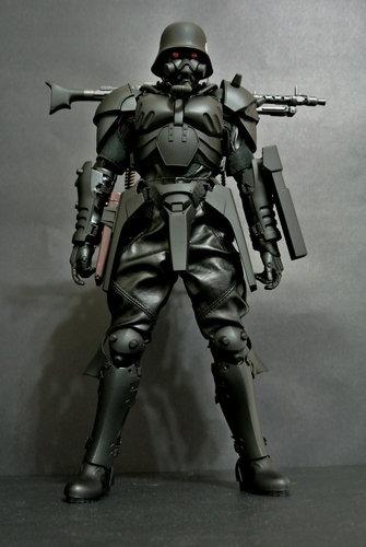 フィギュア　プロテクトギア・小白丸忠一 首都警特機隊突入隊員(92式特殊装甲服) Amazon | ケルベロス・サーガ プロテクトギア:小白丸忠一 首都警