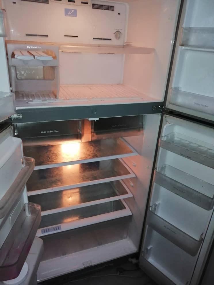 Hitachi water dispenser 4 door fridge, TV & Home Appliances, Kitchen