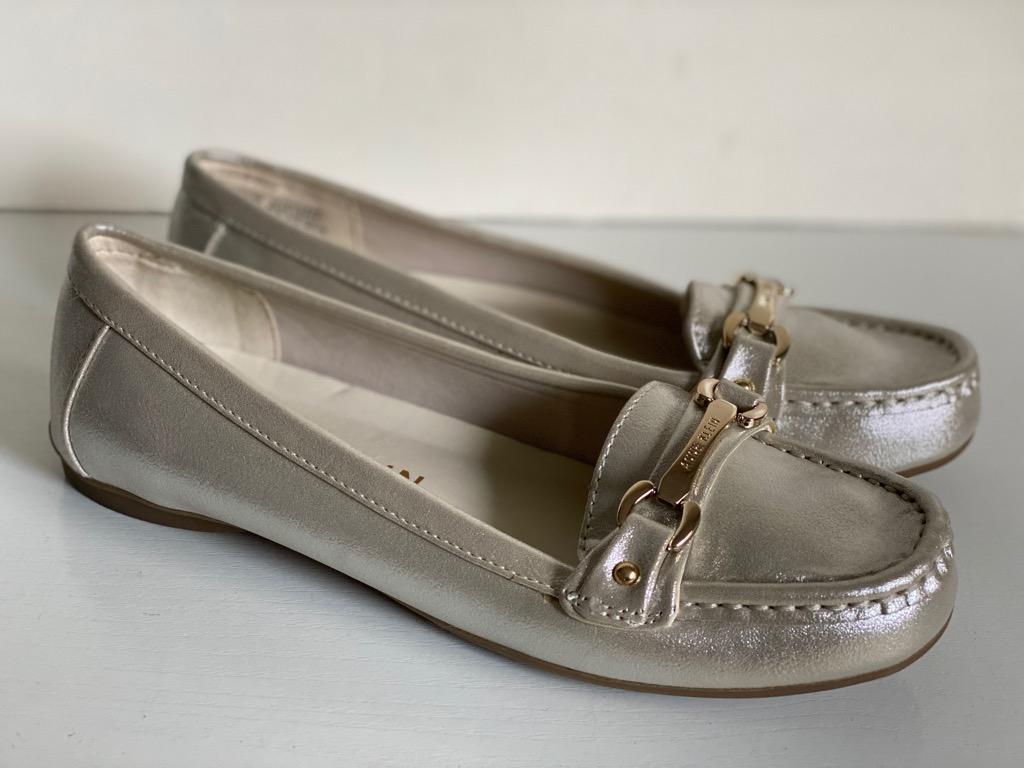 ANNE KLEIN AK KOLLEEN METALLIC GOLD FLAT LOAFERS SANDALS SHOES 7.5