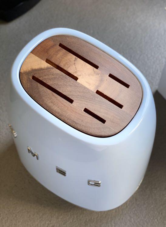 Smeg 刀座 knife block （現貨) 100 New, 傢俬＆家居, 廚具和餐具, 食物整理及儲存 Carousell