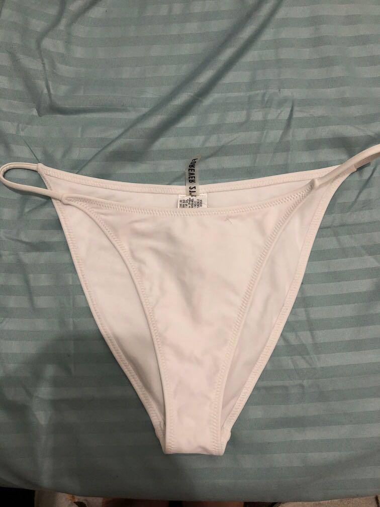 Forever 21 white bikini bottom (Category: Bikinis & Swimsuits) located in Quezon City. Submitted by ptriestodeclutter (Listing ID 1032524914, Image 1). Description: New but tags cut Forever 21 white bikini bottom Size medium.