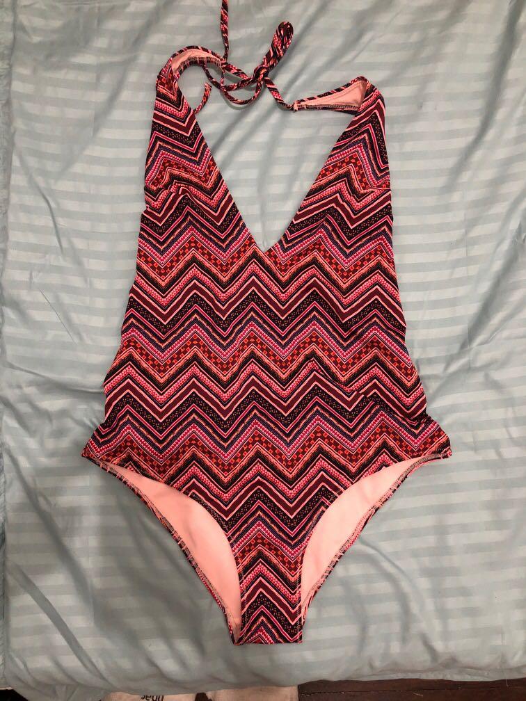H&M printed bikini (Category: Bikinis & Swimsuits) located in Quezon City. Submitted by ptriestodeclutter (Listing ID 1032524146, Image 1). Description: H&M printed bikini Very flattering Fits small-medium.