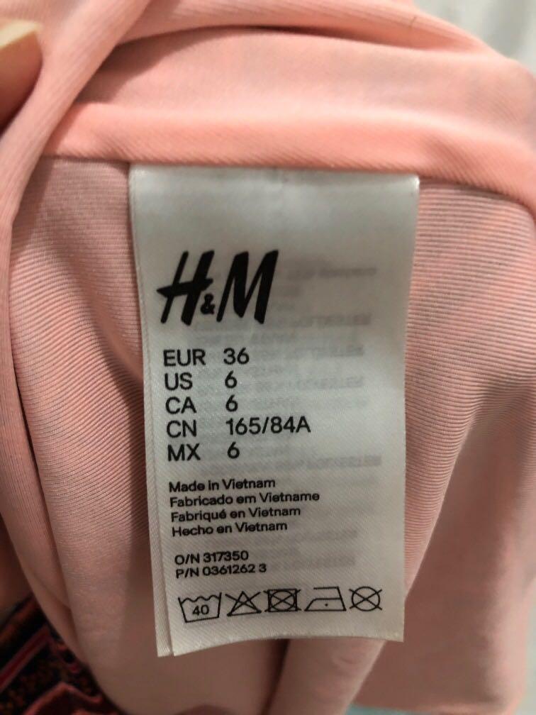 H&M printed bikini (Category: Bikinis & Swimsuits) located in Quezon City. Submitted by ptriestodeclutter (Listing ID 1032524146, Image 3). Description: H&M printed bikini Very flattering Fits small-medium.