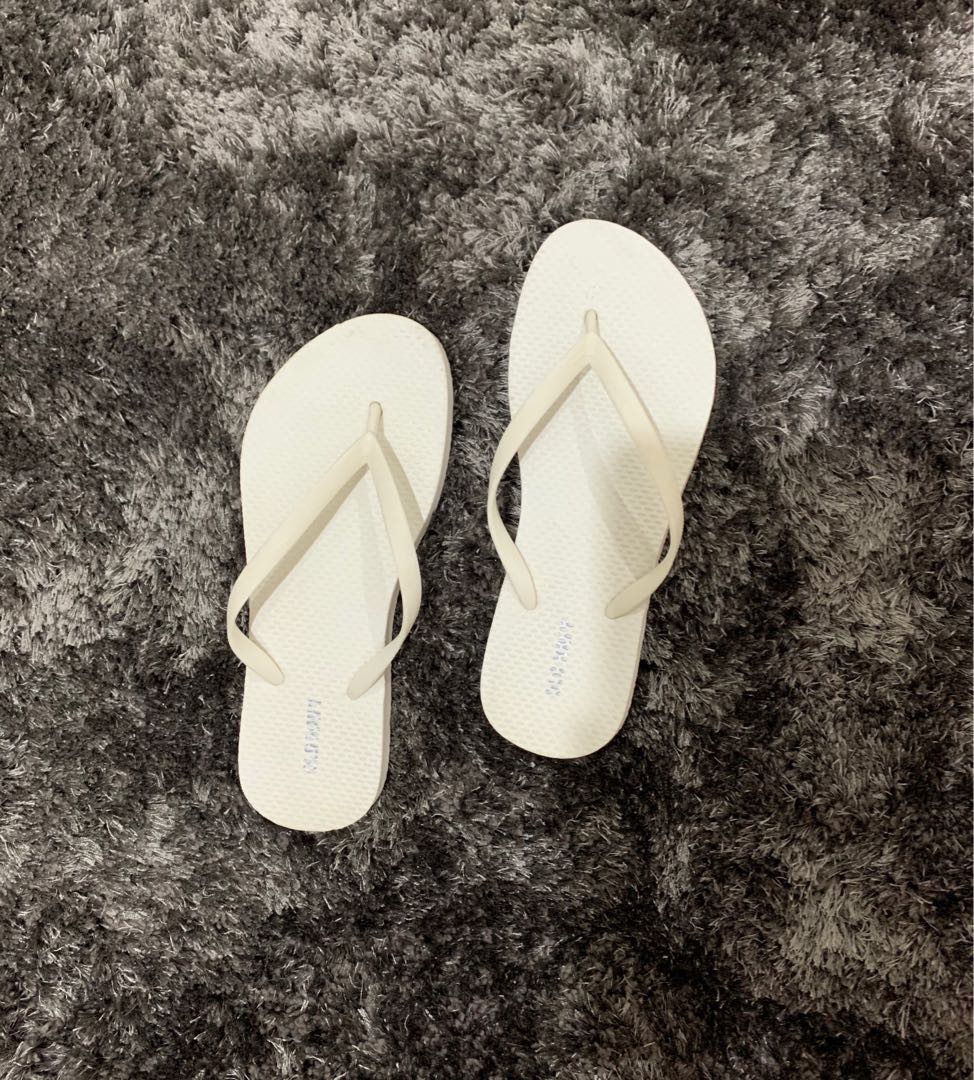 Old Navy Slippers White Women S Fashion Shoes Others On Carousell
