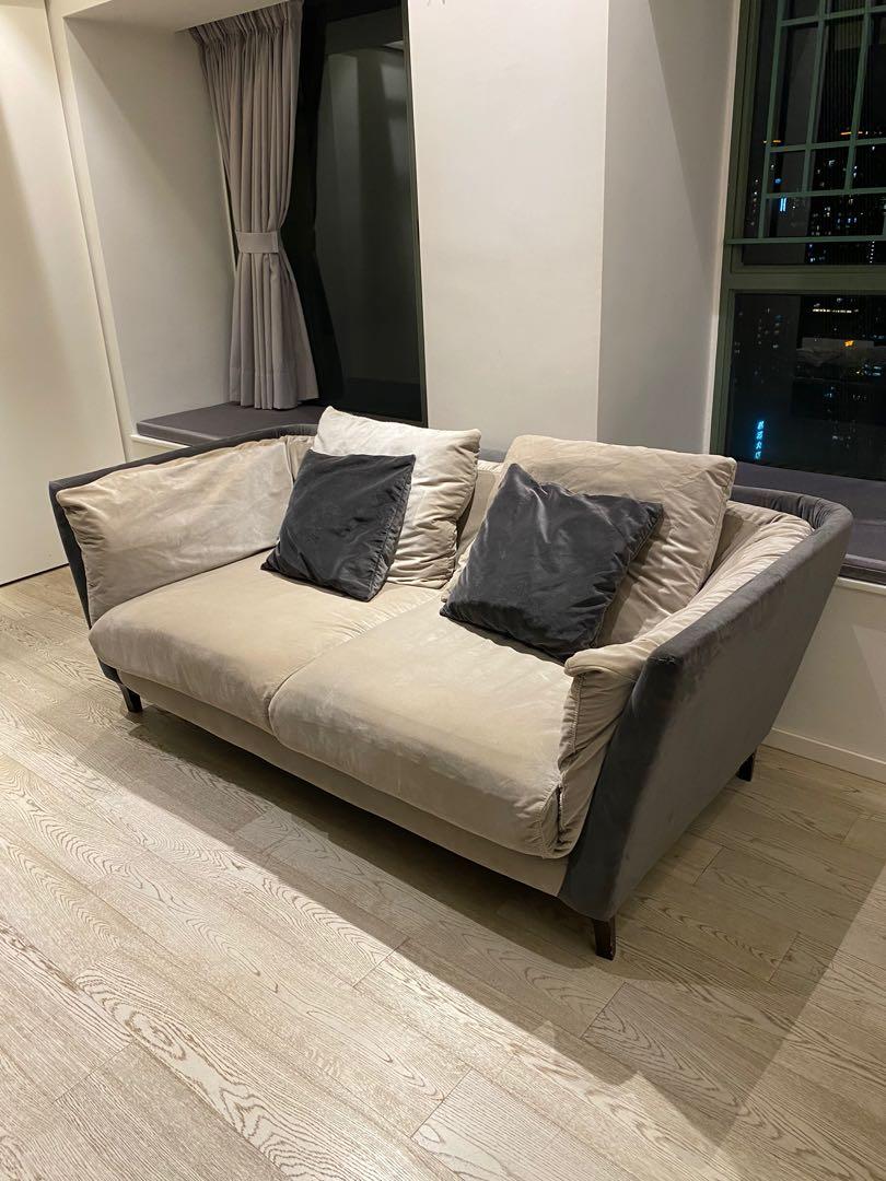 Sofa （分類：梳化）位於 Hong Kong。 由 kellypiggy 提交（商品編號 1032430669，圖片 3）。簡介： Self pick up at Island Harbourview in one week only. Priority will be given to the buyer who purchase for all 3 items. All cover washable. Premium fabric designer sofa. Original price at HKD9000. Keep in good condition. 。