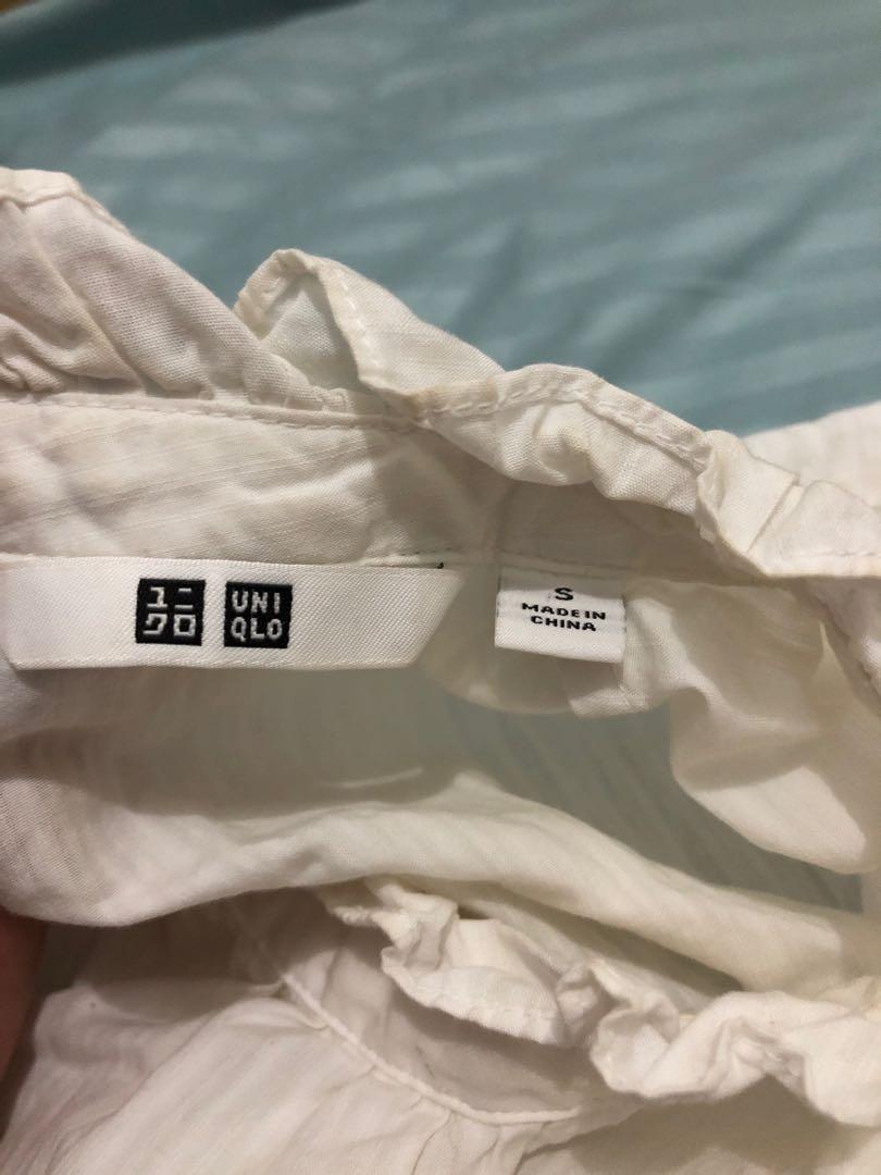 Uniqlo long sleeved top (Category: Longsleeves) located in Quezon City. Submitted by ptriestodeclutter (Listing ID 1032523446, Image 2). Description: Uniqlo white long sleeved top with accents on the collar Size small.