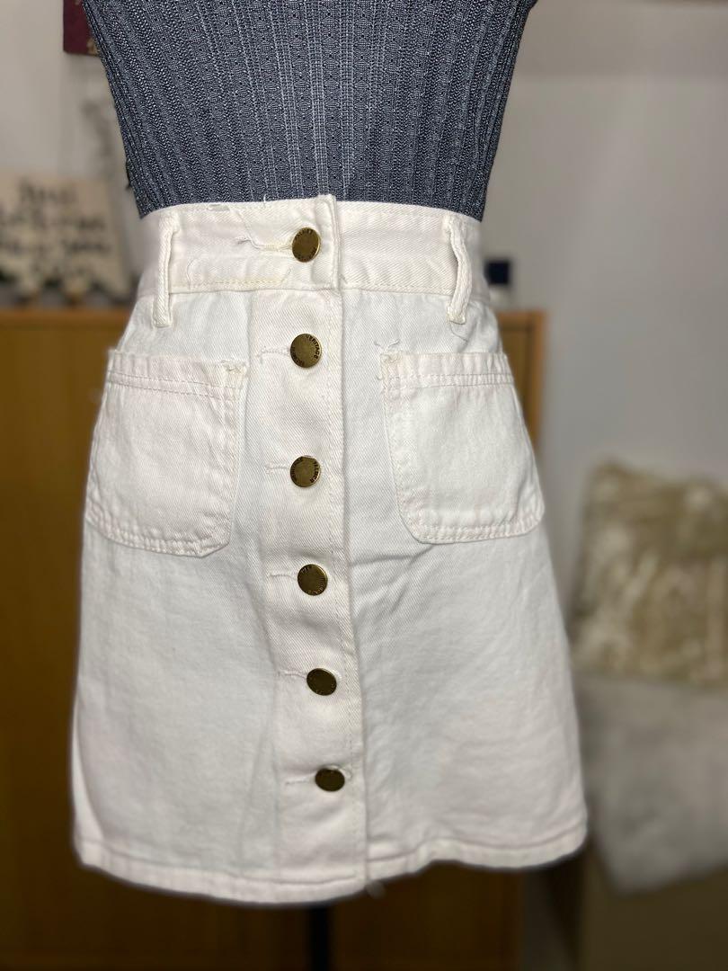 White button down skirt (Category: Skirts) located in San Jose del Monte. Submitted by _ecjc (Listing ID 1032460907, Image 1). Description: Can fit to L-XL.