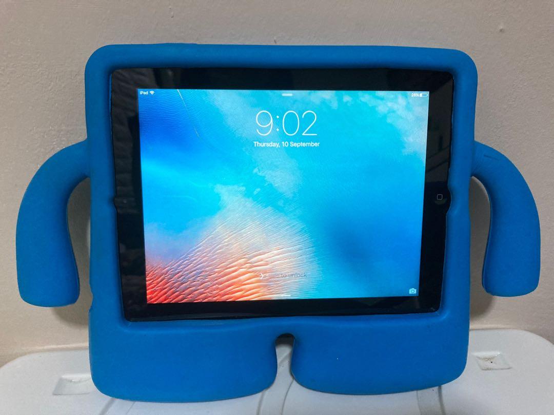 Ipad 3 (Category: iPad) located in Singapore. Submitted by jacy33 (Listing ID 1034437867, Image 1). Description: Corners dented, slight scratches at front (last photo, not visible when ipad screen is on) and back, speaker not working. Battery fine, can use wifi to access internet Ipad3 can only download last compatible version of apps (by following some steps) because latest software available update is only iOS 9.3.5.