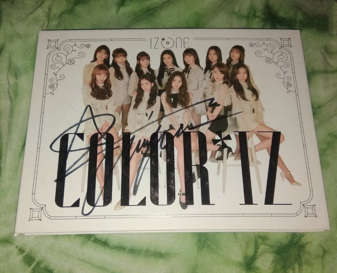 IZ*ONE Signed by Chaeyeon Coloriz Album Rose Version, Hobbies & Toys ...