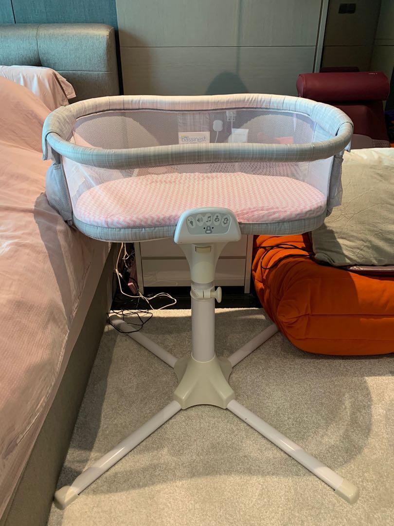 Pristine condition Halo swivel baby Crib + free bedsheets , Babies & Kids, Cots & Cribs