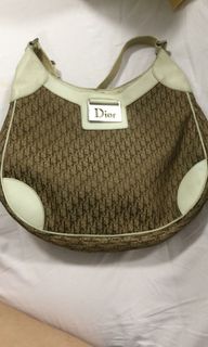 (Category: ) located in . Submitted by traderpreloved (Listing ID 1034589329, Image 1). Description: .